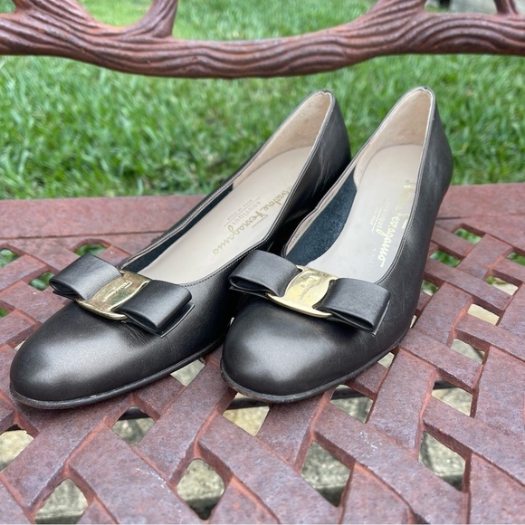 Salvatore Ferragamo Boutique Italian Vara Bow Pumps In Bronze Like New - Picture 10 of 14